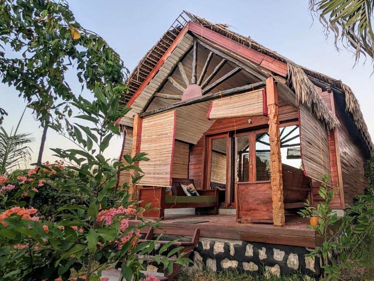 Ampazony Oasis Lodge マジュンガ エクステリア 写真