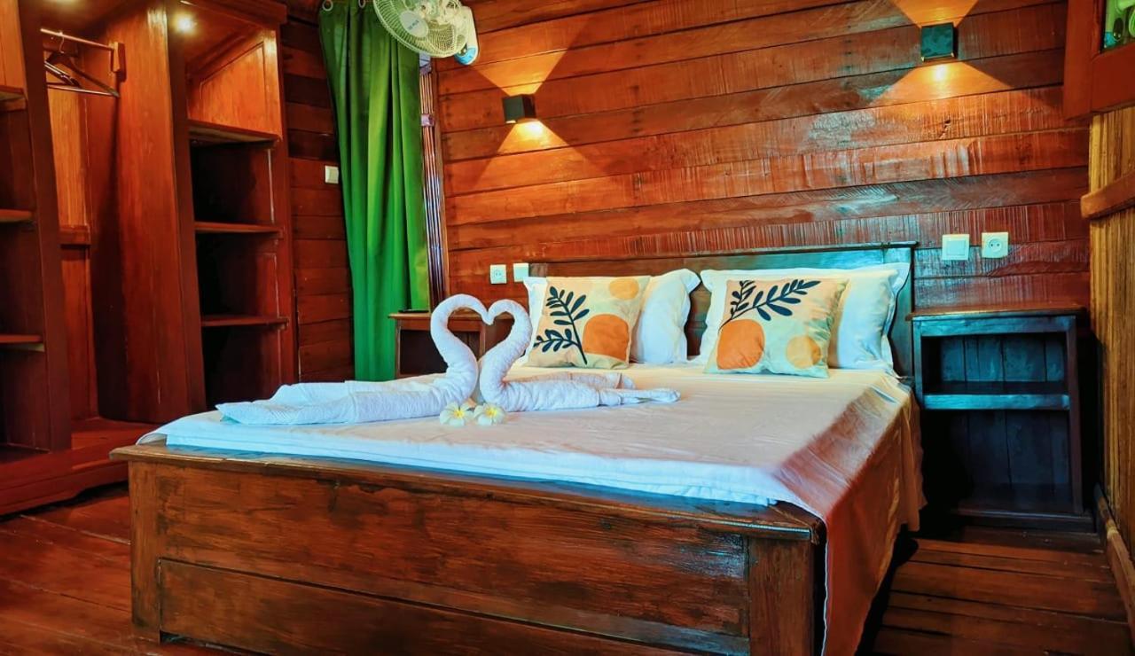 Ampazony Oasis Lodge マジュンガ エクステリア 写真