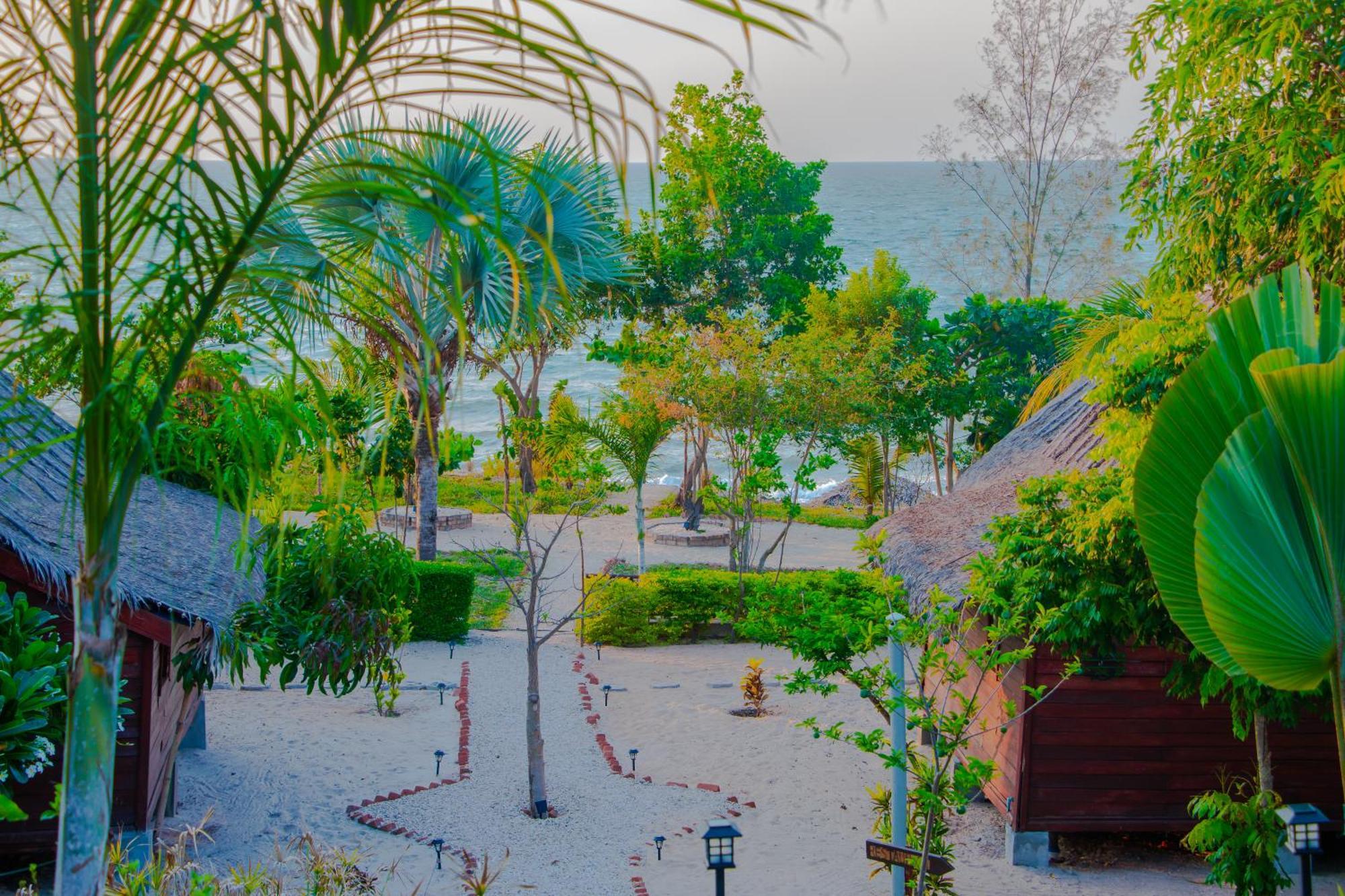 Ampazony Oasis Lodge マジュンガ エクステリア 写真
