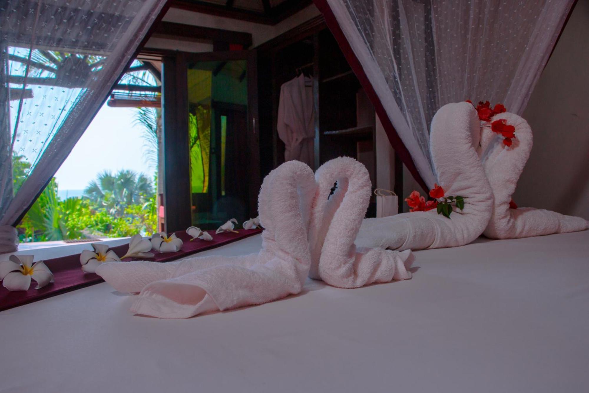 Ampazony Oasis Lodge マジュンガ エクステリア 写真