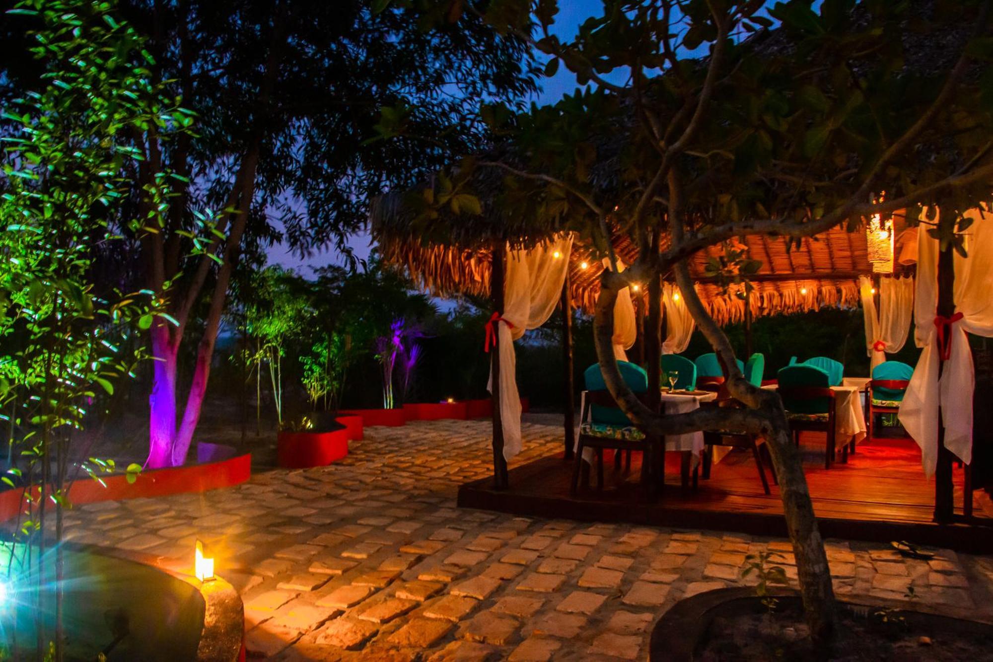 Ampazony Oasis Lodge マジュンガ エクステリア 写真