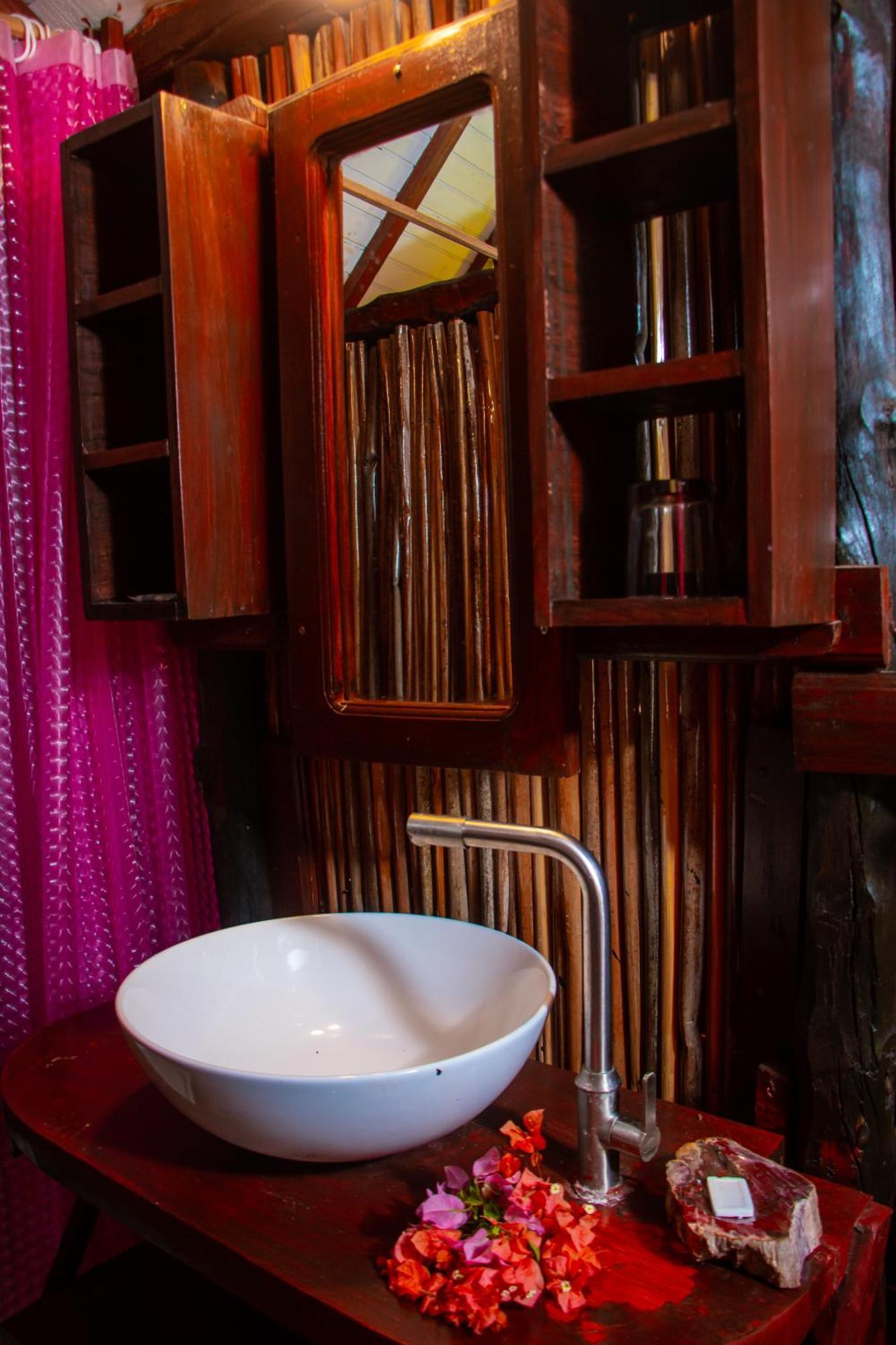 Ampazony Oasis Lodge マジュンガ エクステリア 写真