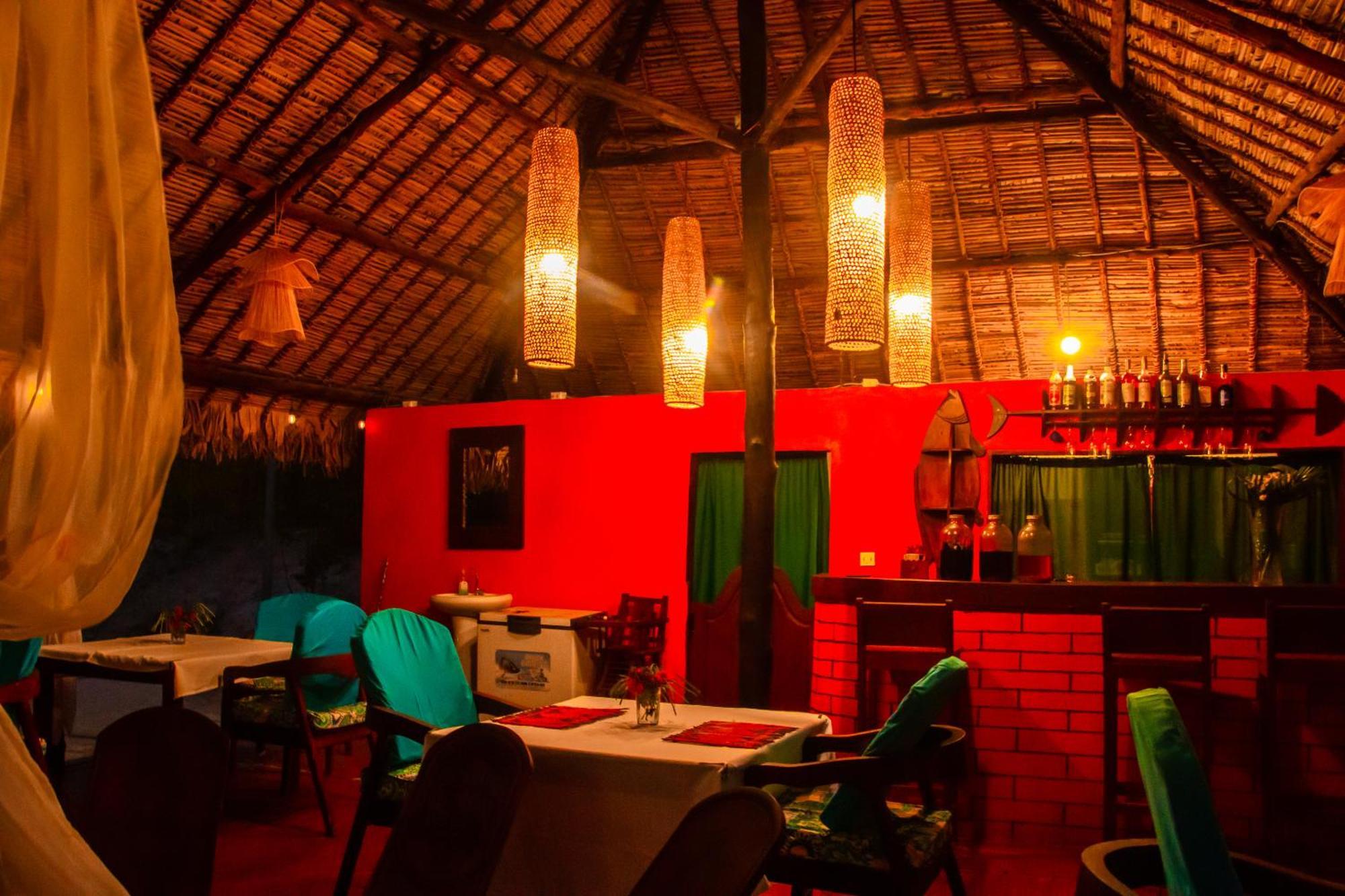Ampazony Oasis Lodge マジュンガ エクステリア 写真