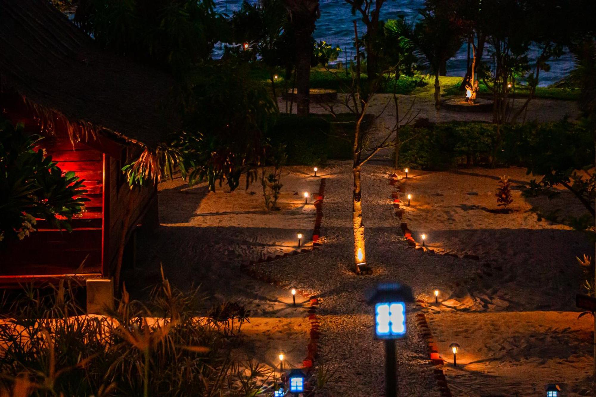 Ampazony Oasis Lodge マジュンガ エクステリア 写真