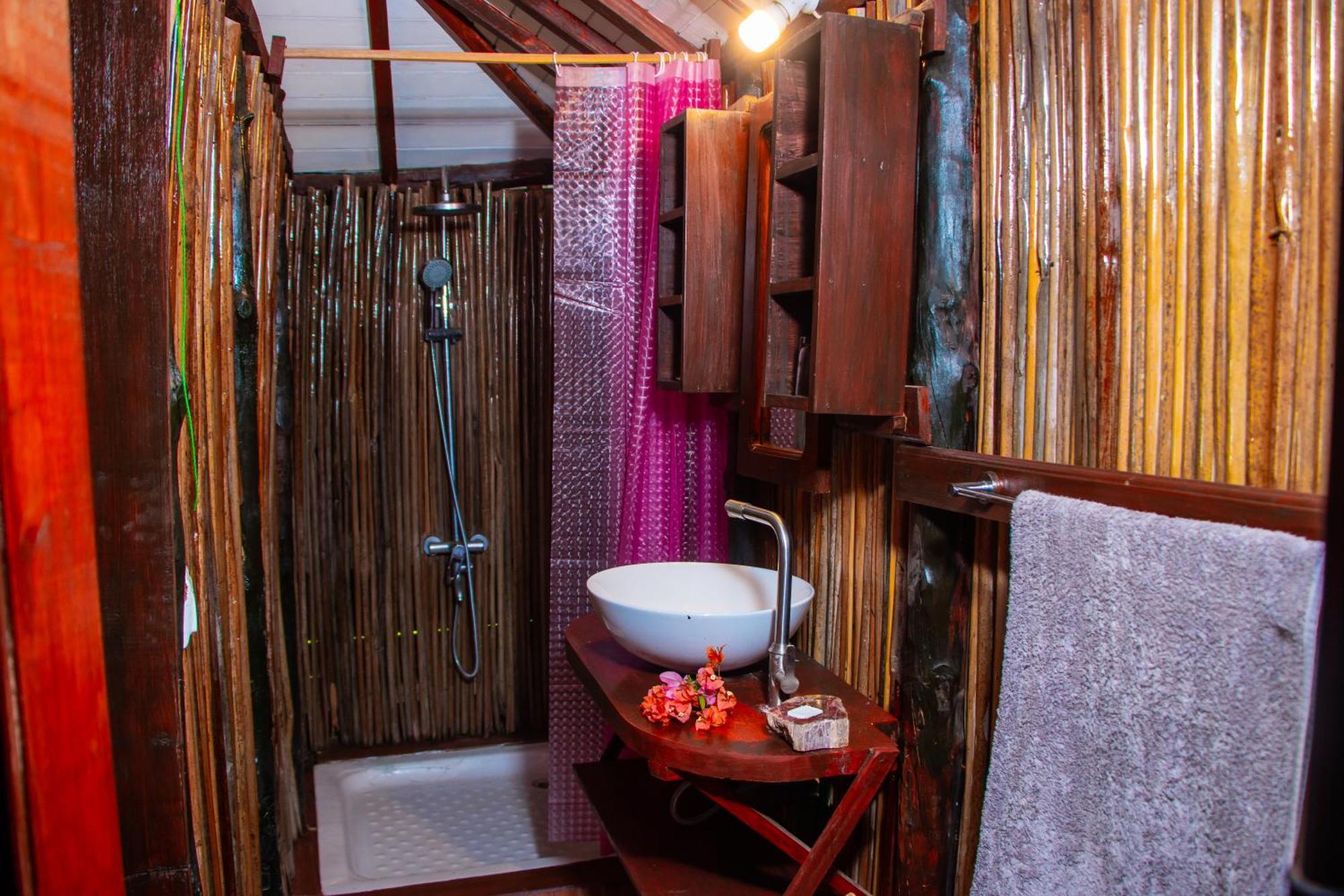 Ampazony Oasis Lodge マジュンガ エクステリア 写真
