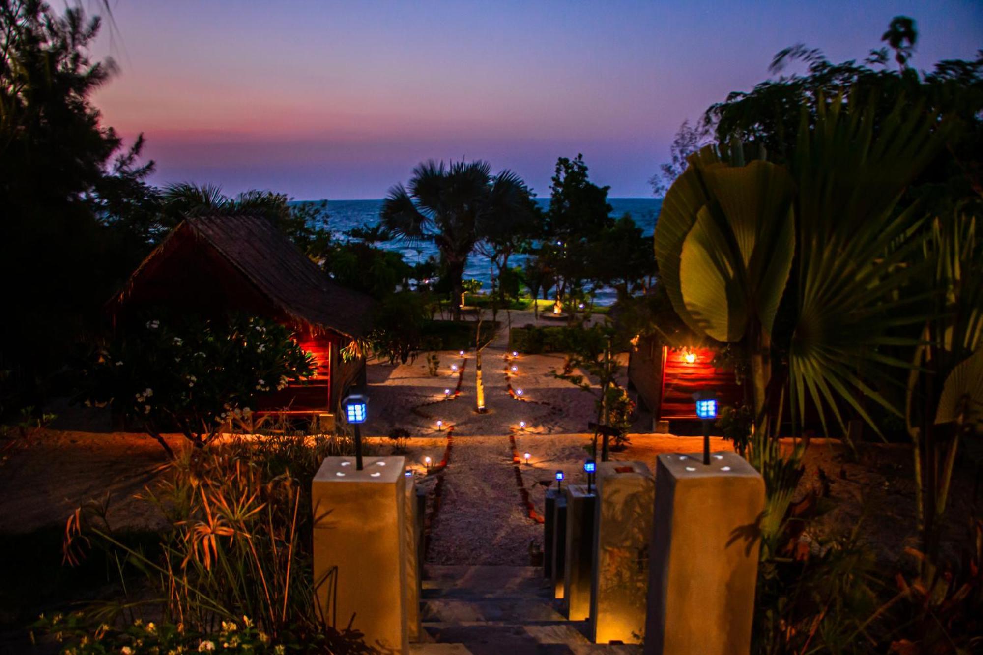Ampazony Oasis Lodge マジュンガ エクステリア 写真