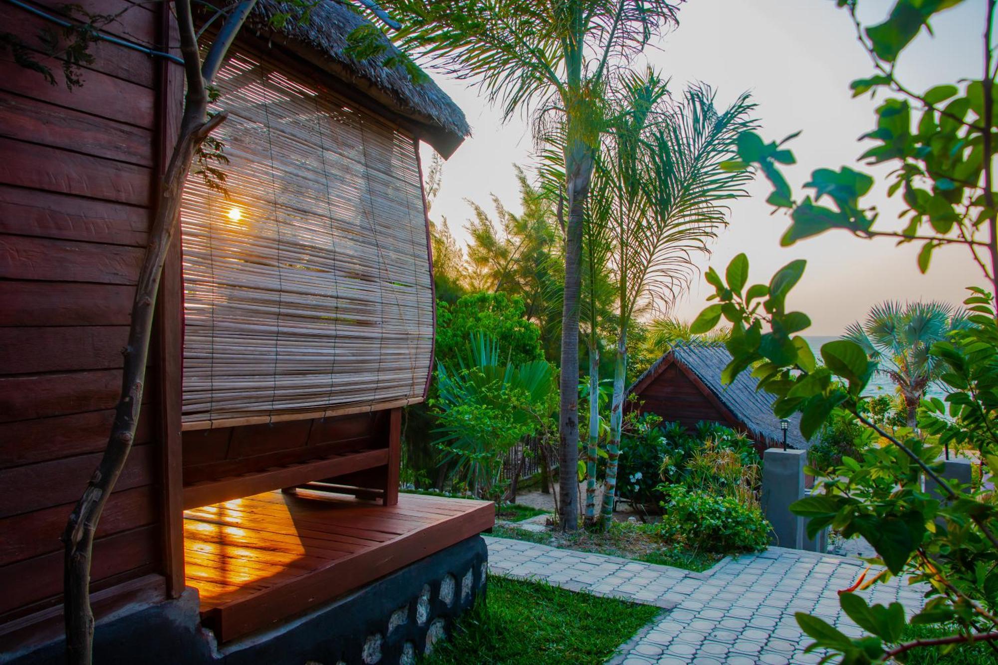 Ampazony Oasis Lodge マジュンガ エクステリア 写真