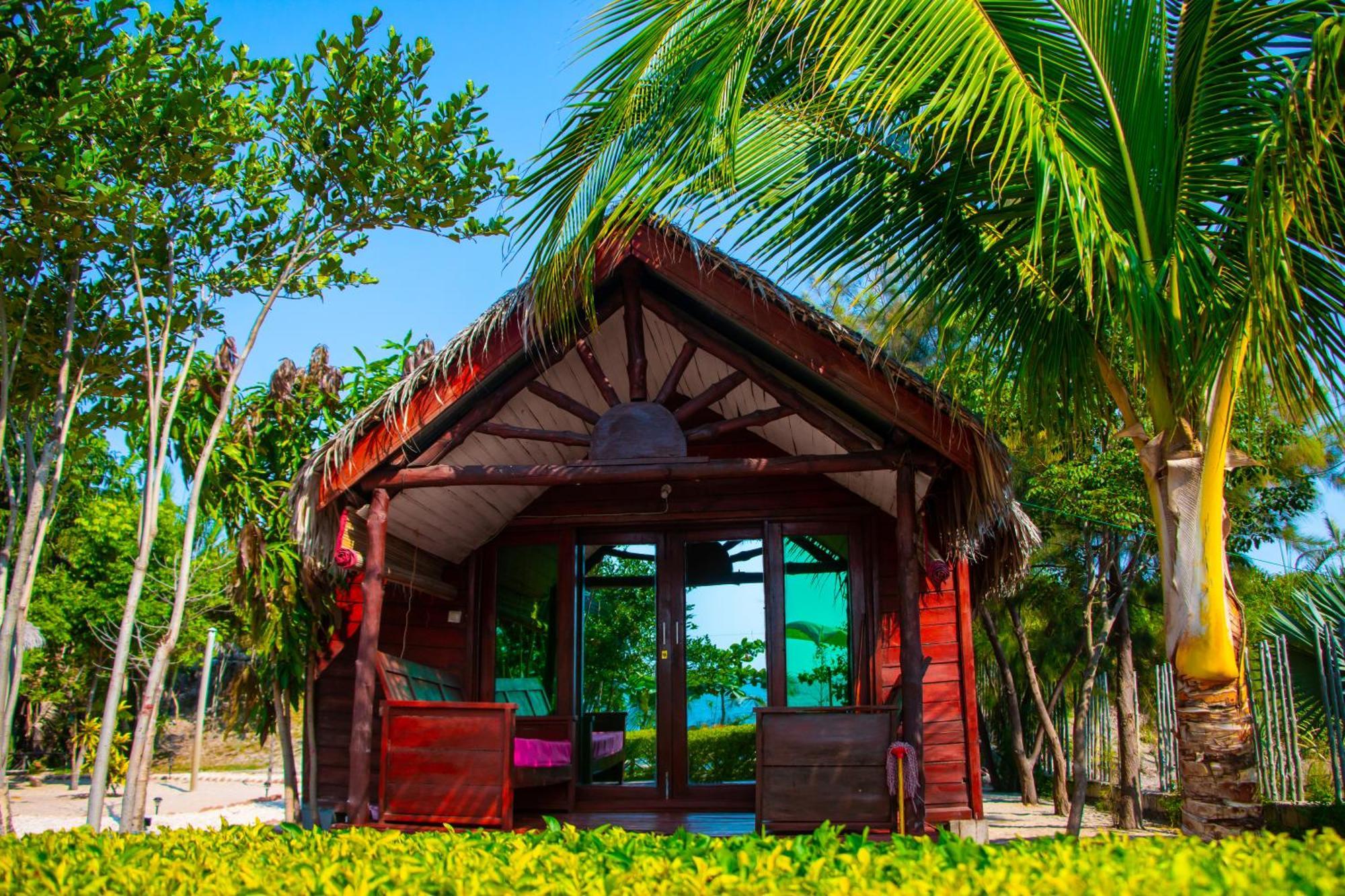 Ampazony Oasis Lodge マジュンガ エクステリア 写真