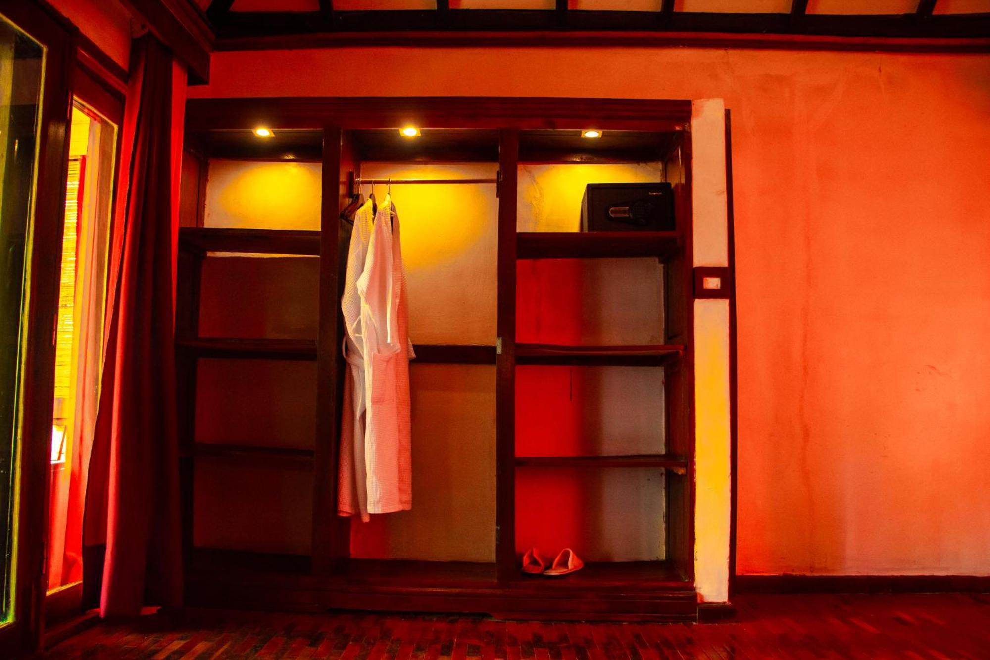 Ampazony Oasis Lodge マジュンガ エクステリア 写真