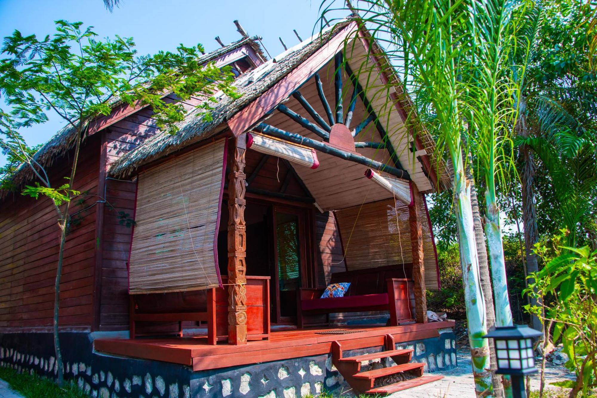 Ampazony Oasis Lodge マジュンガ エクステリア 写真
