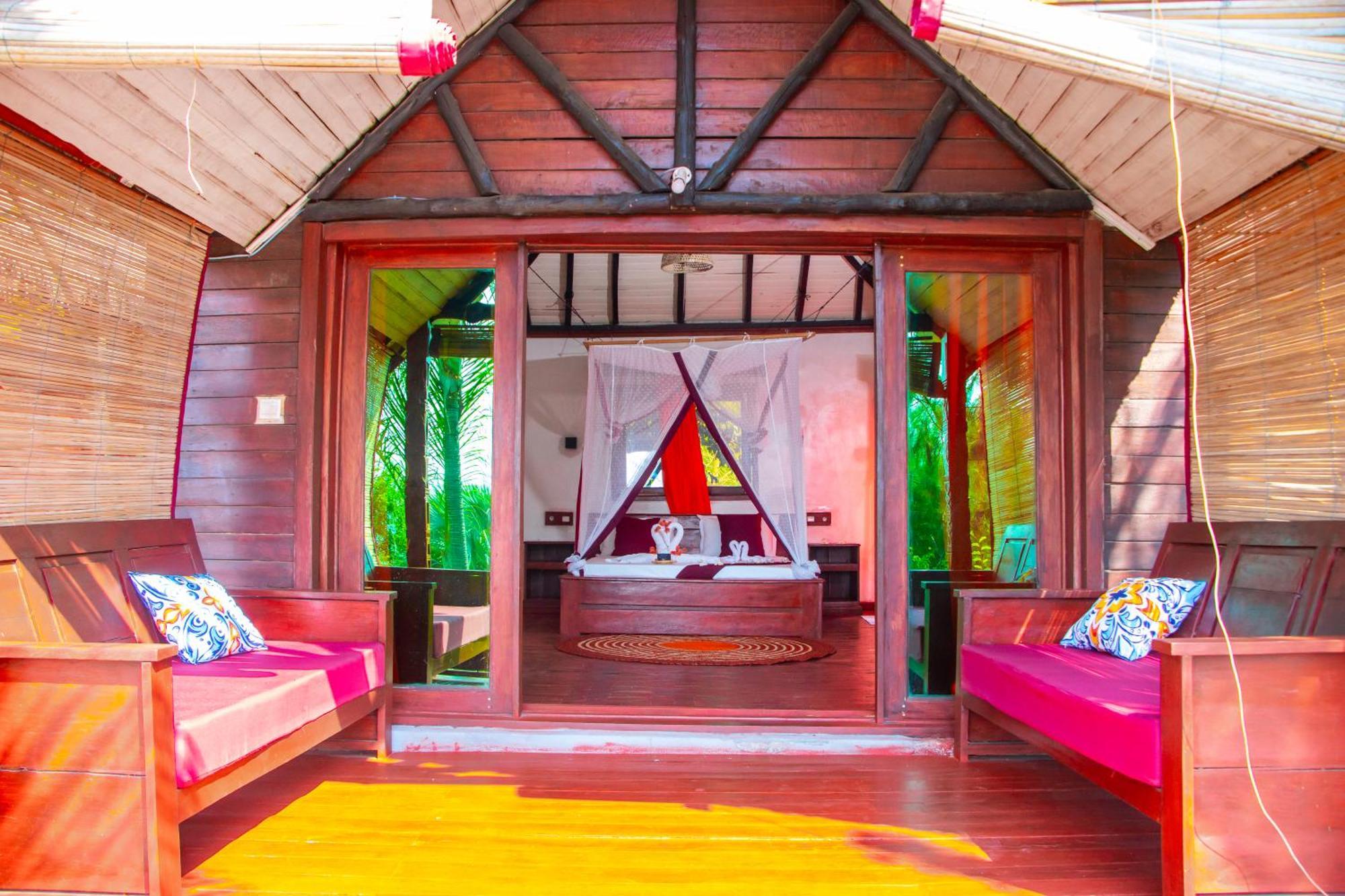 Ampazony Oasis Lodge マジュンガ エクステリア 写真