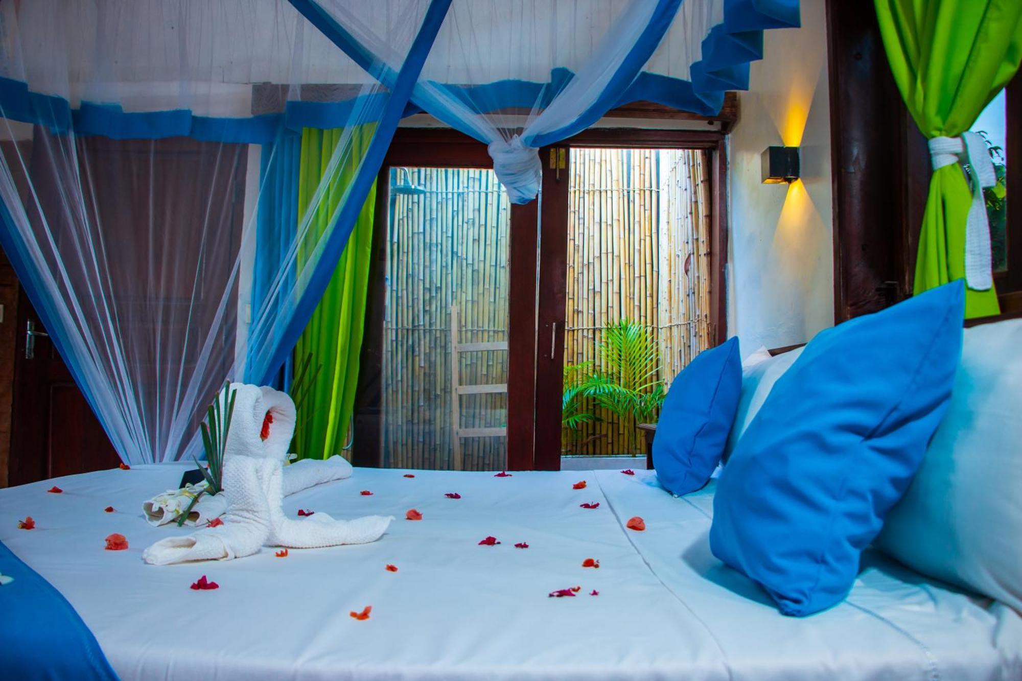 Ampazony Oasis Lodge マジュンガ エクステリア 写真